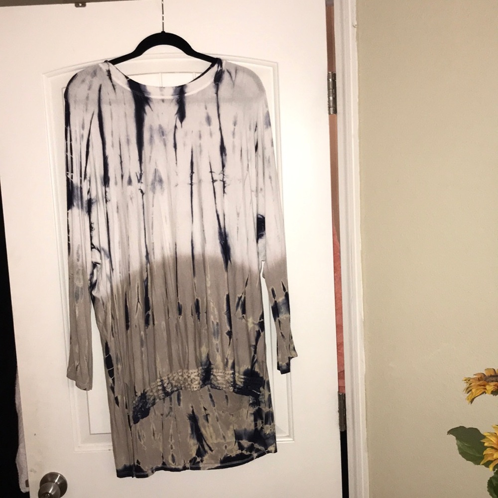 White tan and navy blue Tie die top